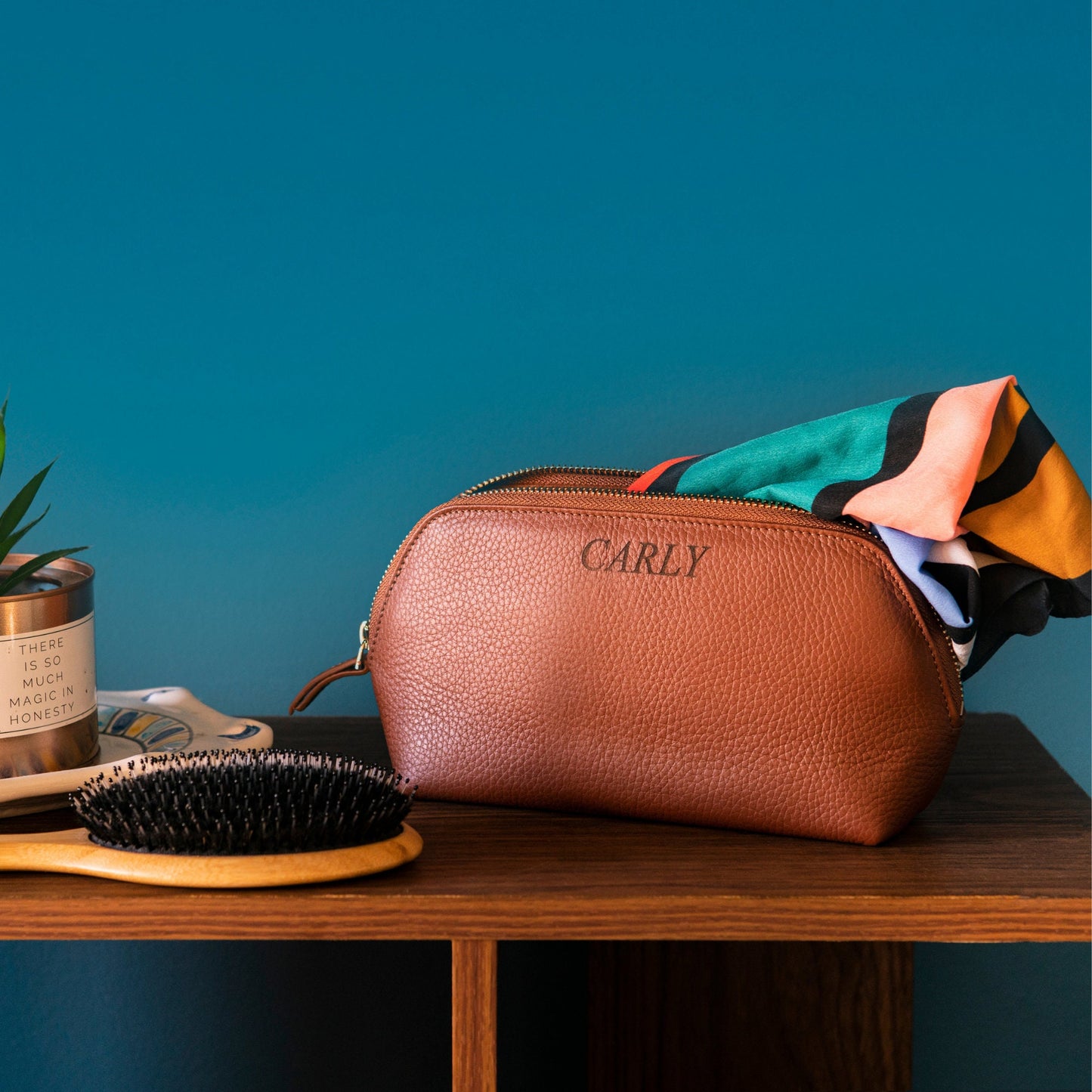 Personalized Hand Crafted Top Grain Leather Toiletry Bag, Cosmetic Bag, High-Quality Makeup Organizer, Durable Cosmetic Pouch with Pocket